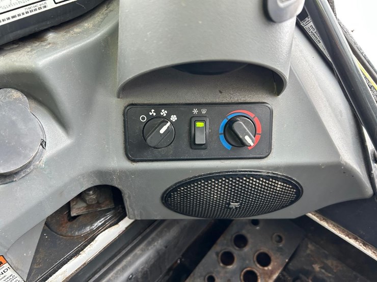 2020-bobcat-t595-image-23