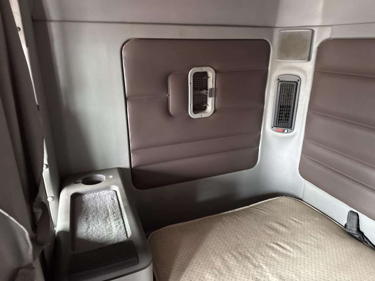 2000-freightliner-flc120-image-30