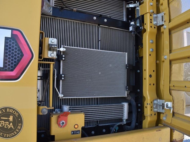 2020-caterpillar-320-image-38