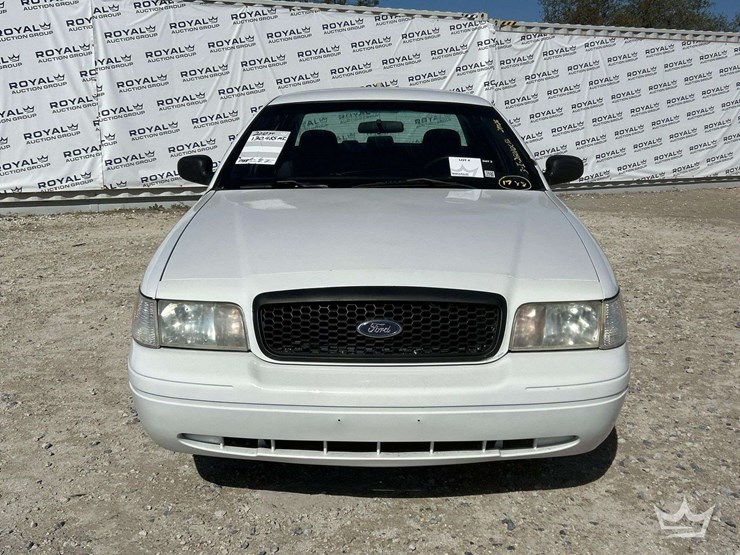 2010-ford-crown-victoria-sedan-image-27