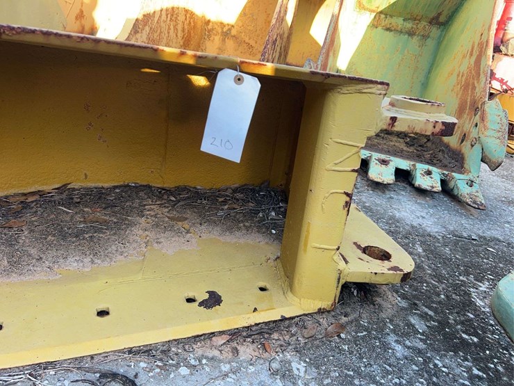 18”-scoop-bucket-image-10