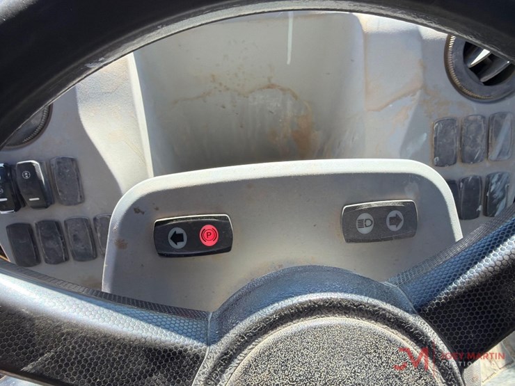 2017-caterpillar-420f2-image-27