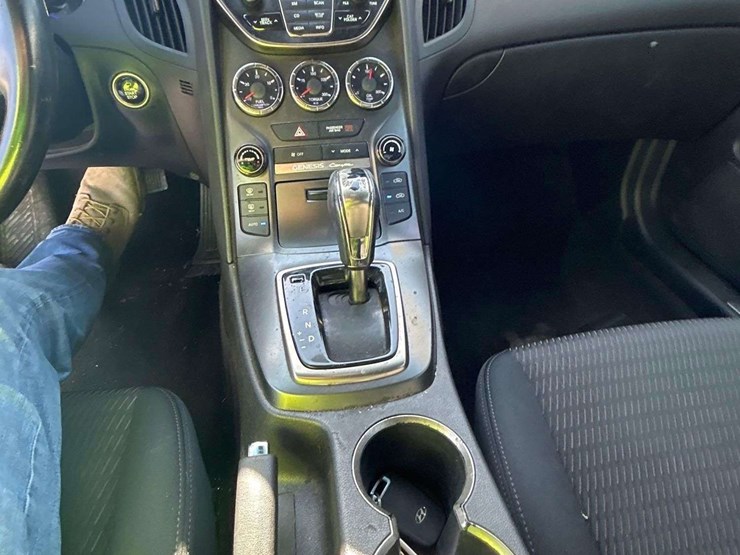 2015-hyundai-genesis-3.8-coupe-image-18