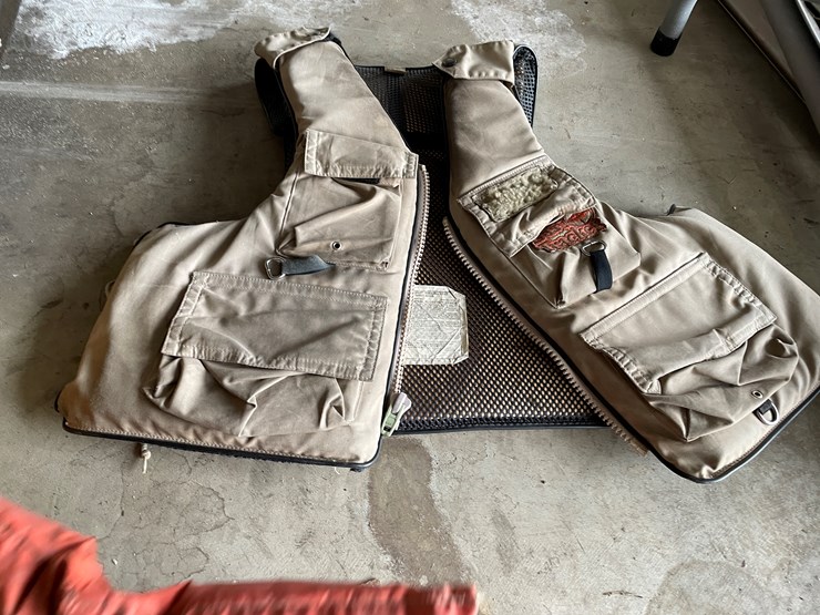 #7626-•-(3)-life-jackets-image-4