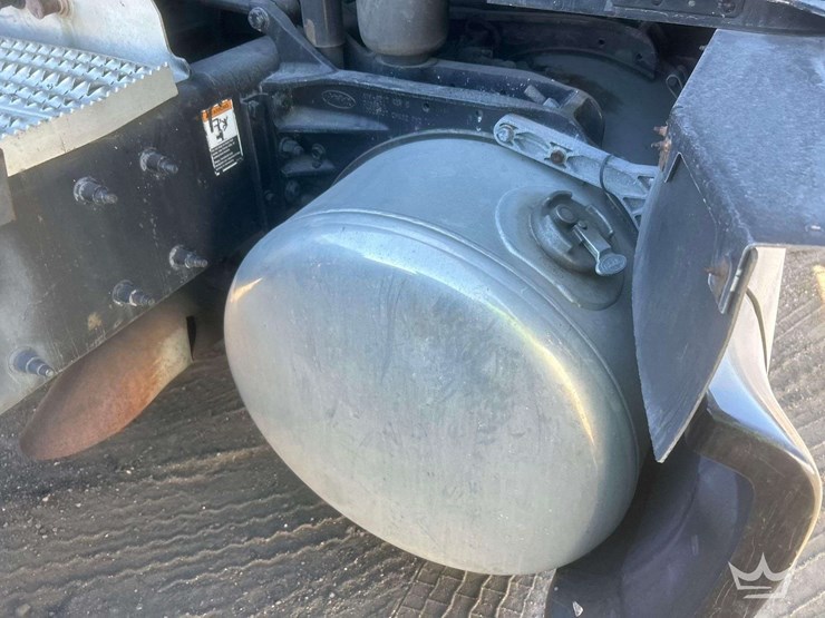 2020-peterbilt-579-image-9