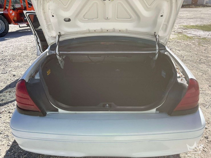 2010-ford-crown-victoria-sedan-image-21