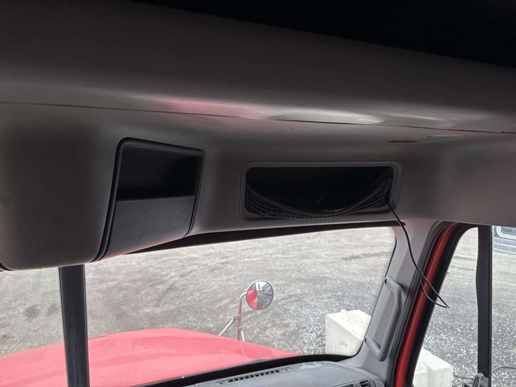 2000-freightliner-flc120-image-35