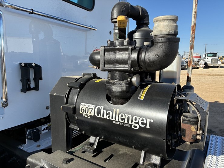 2020-peterbilt-567-image-15