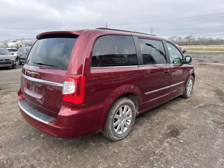 2012-chrysler-town-&-country-image-4