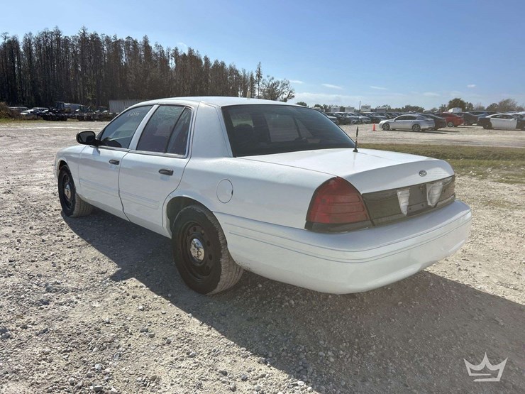 2010-ford-crown-victoria-sedan-image-4