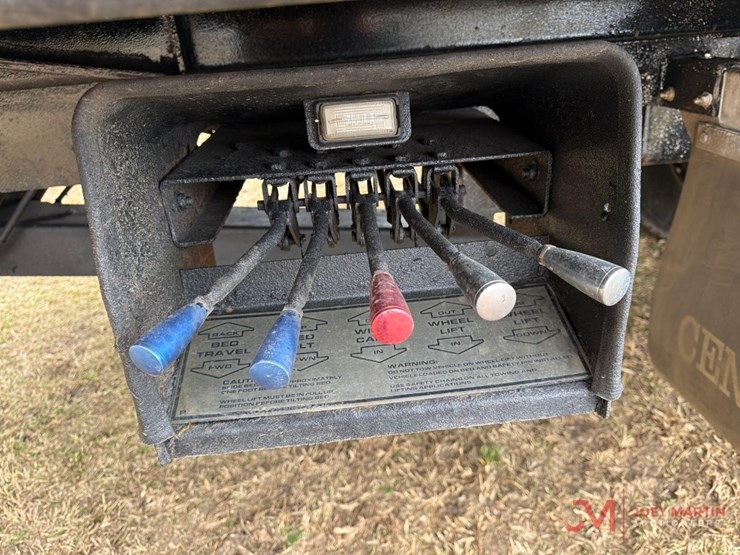 2018-peterbilt-337-image-15