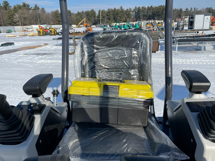 #5373-•-mx15rx-mini-excavator-image-10