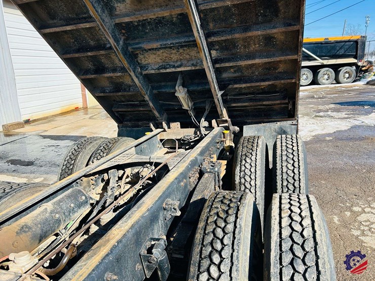 2011-volvo-truck-vhd-tri-axle-dump-truck-image-126