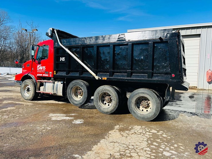 2011-volvo-truck-vhd-tri-axle-dump-truck-image-4