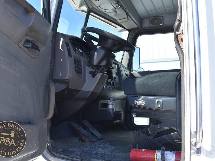 2012-peterbilt-348-image-25