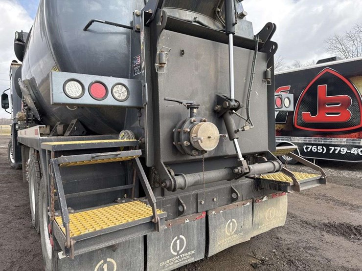 2016-caterpillar-ct660-image-18