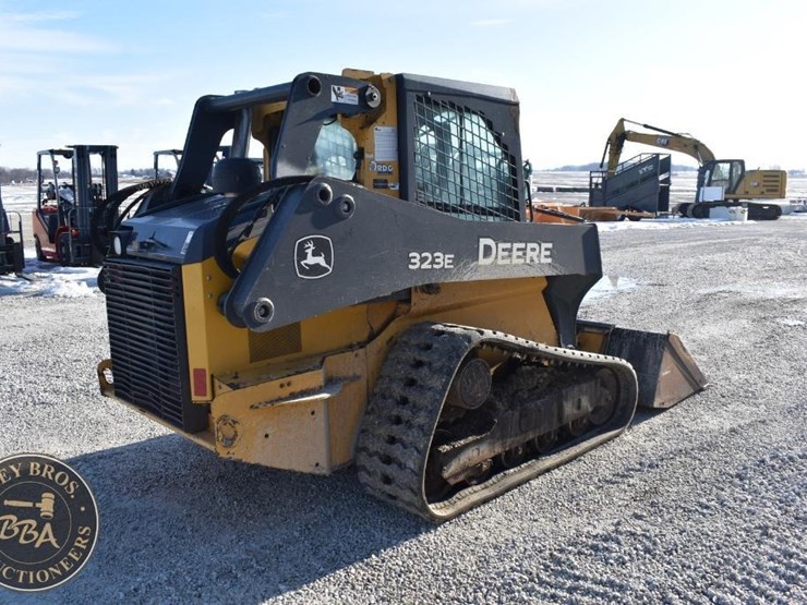 2015-deere-323e-image-14