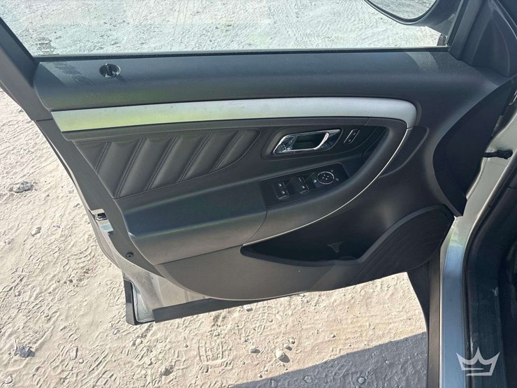 2016-ford-taurus-sedan-image-14