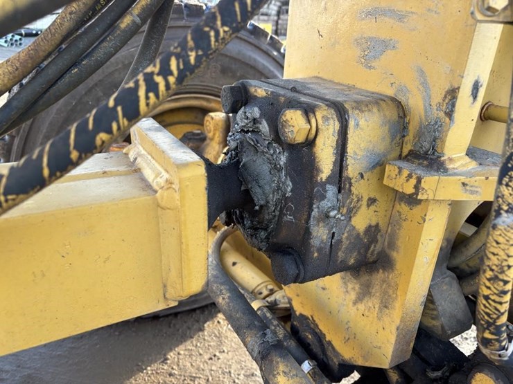 caterpillar-143h-image-23