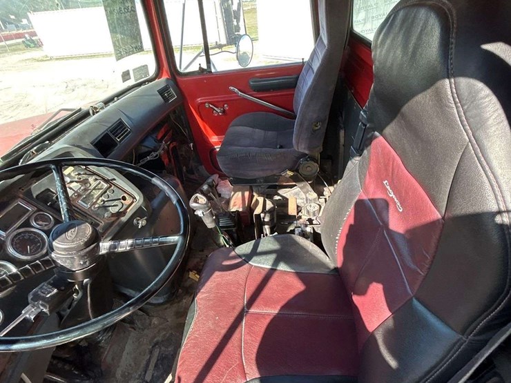 1995-ford-lt9000-image-15