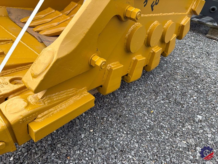 caterpillar-320-image-11