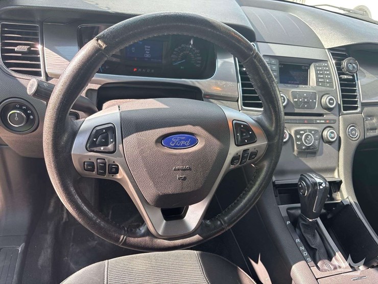 2016-ford-taurus-sedan-image-11