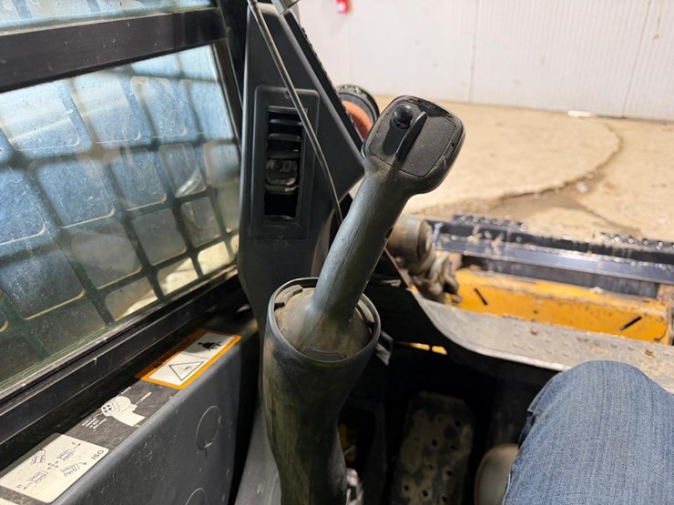 2017-deere-324e-image-15