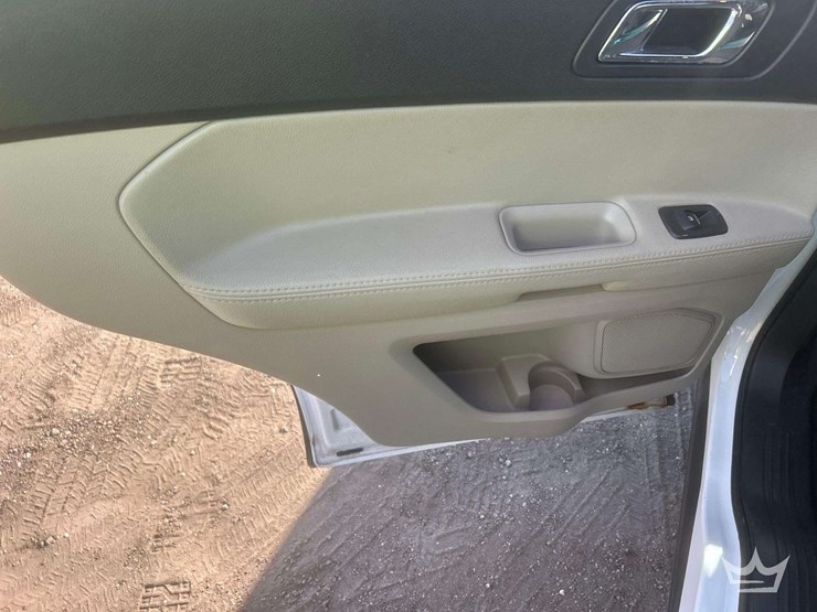 2015-ford-explorer-image-17