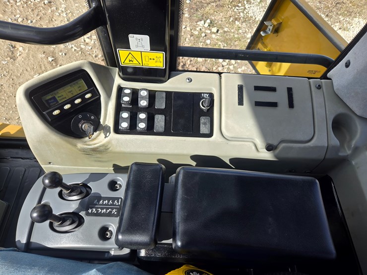 2015-caterpillar-953d-image-113