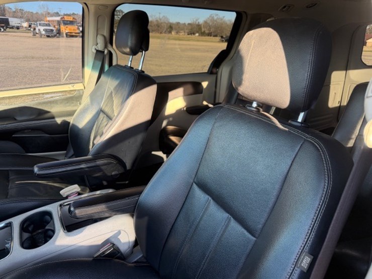 2014-chrysler-town-&-country-image-38