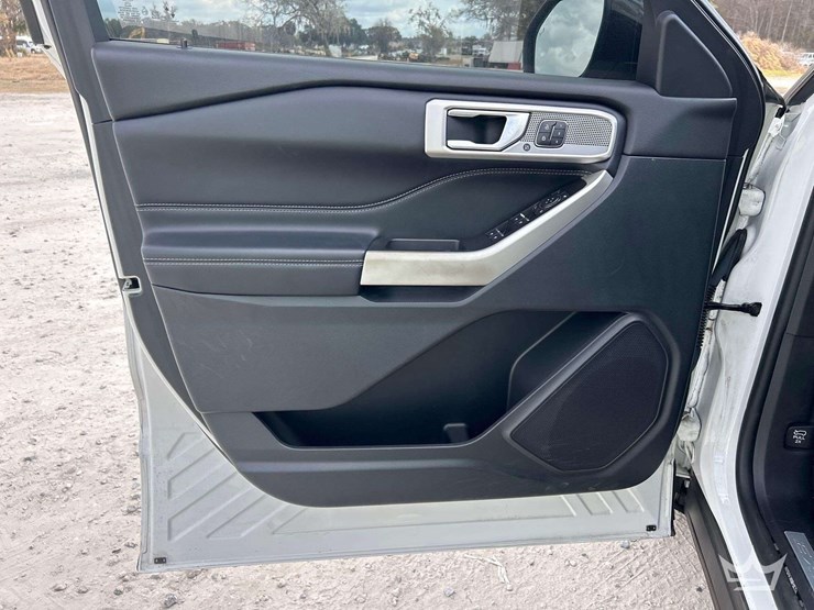 2021-ford-explorer-image-11