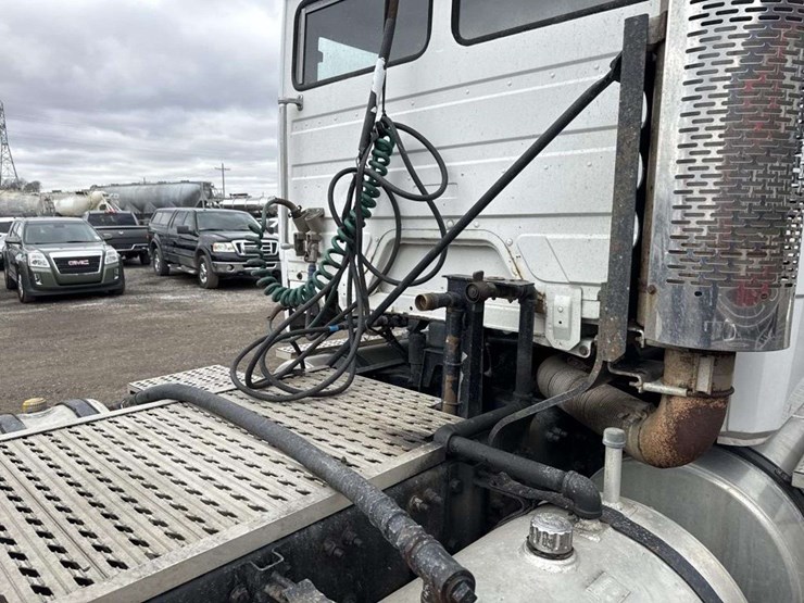 2000-freightliner-fld112-image-19