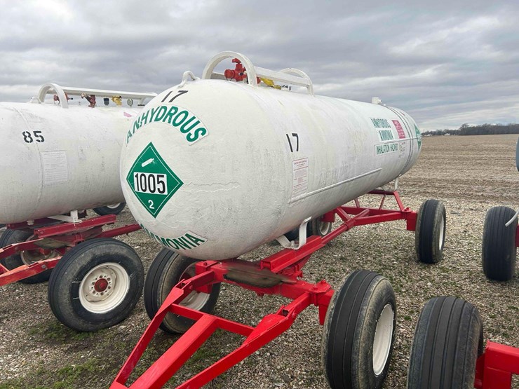 1000-gal.-nh3-tank-on-gear-#17-sells-offsite-image-13