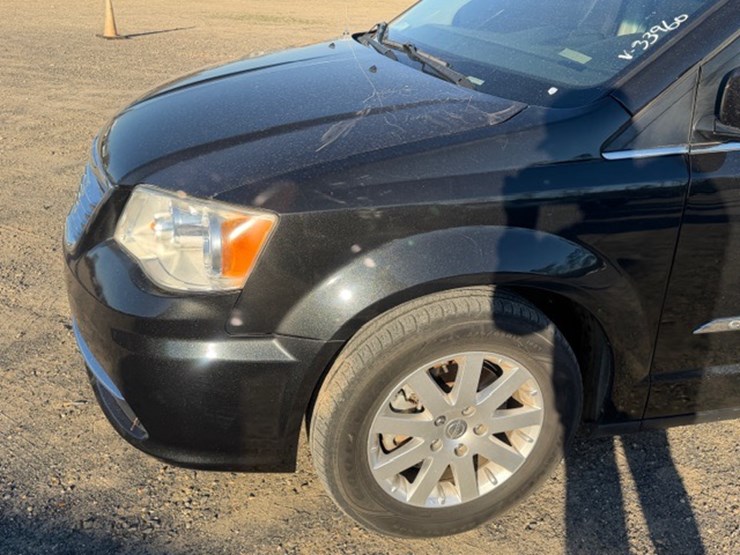 2014-chrysler-town-&-country-image-13