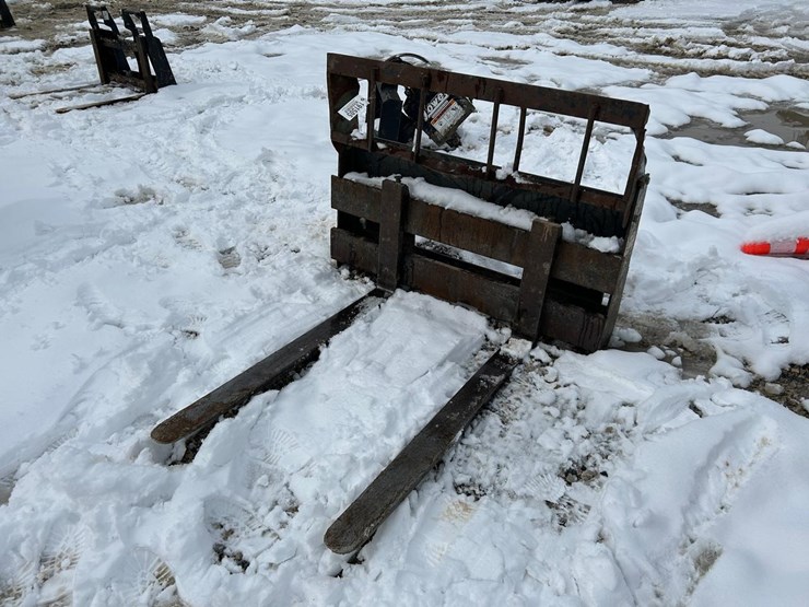 48”-skid-steer-pallet-forks-image-3