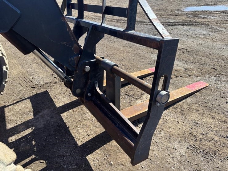 2017-jlg-8042-image-12