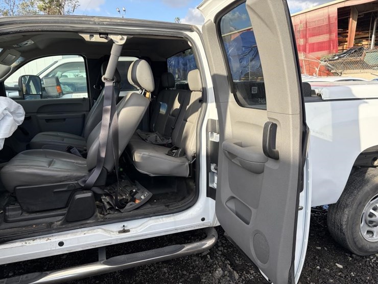 2013-chevrolet-2500-image-12