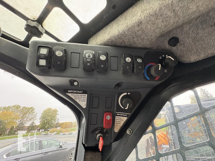 2015-deere-326e-image-19