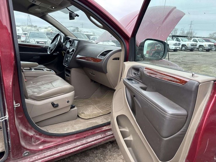 2012-chrysler-town-&-country-image-16