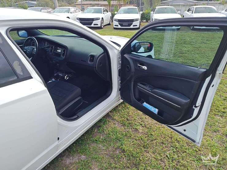 2013-dodge-charger-sedan-image-13