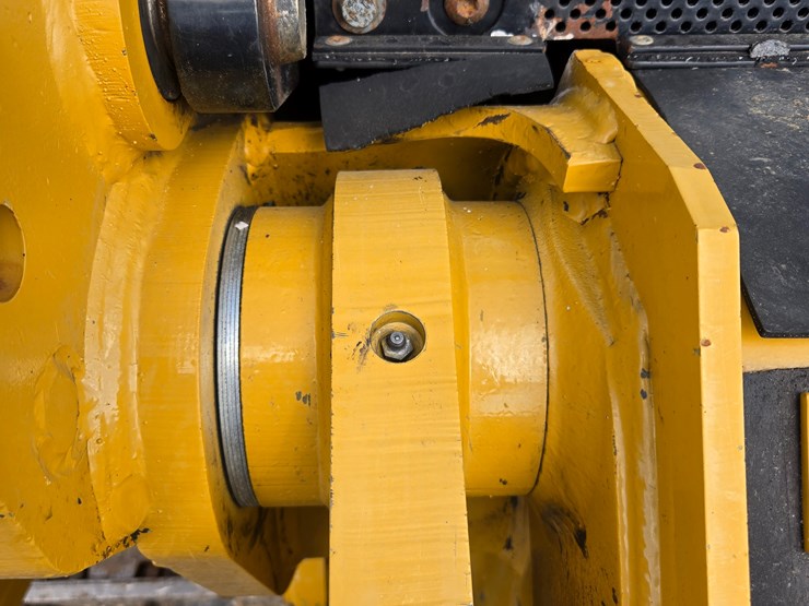 2015-caterpillar-953d-image-139