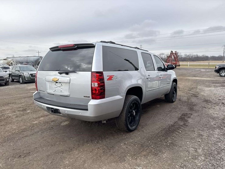 2012-chevrolet-suburban-1500-image-5