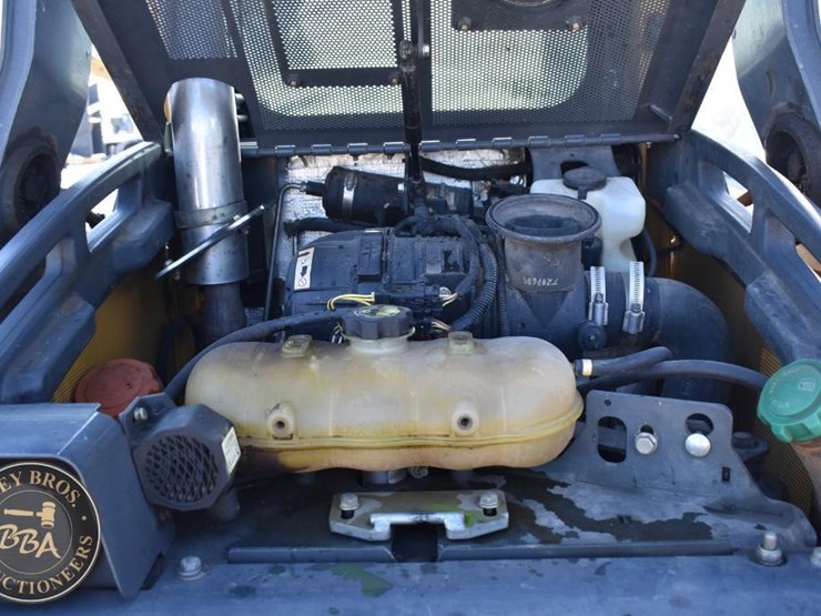 2015-deere-323e-image-31