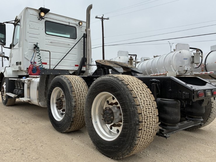 2014-volvo-vnl-image-6