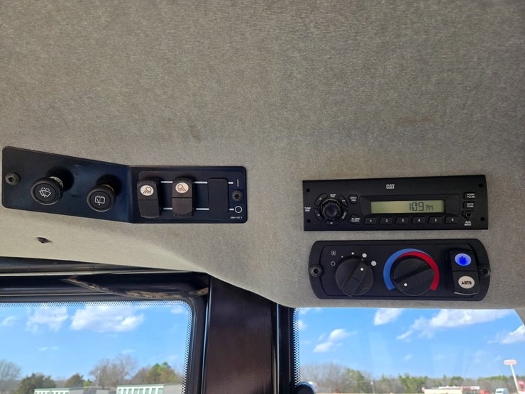 2015-caterpillar-953d-image-114
