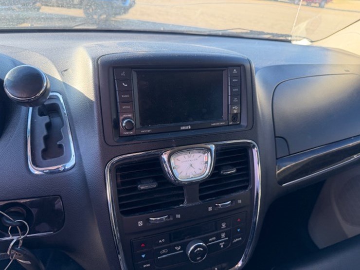 2014-chrysler-town-&-country-image-46