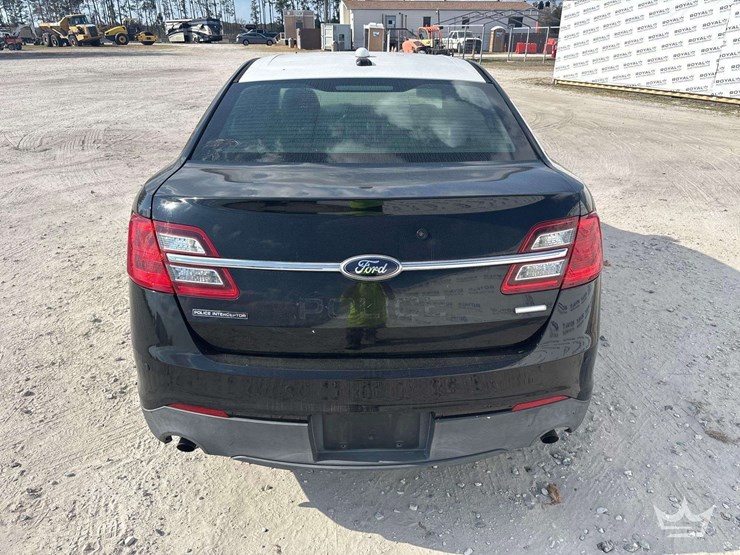 2013-ford-taurus-sedan-image-21