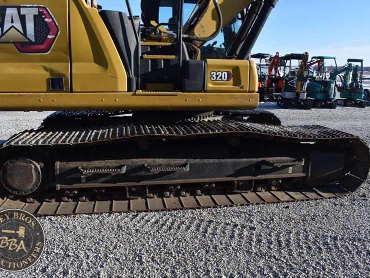2020-caterpillar-320-image-30