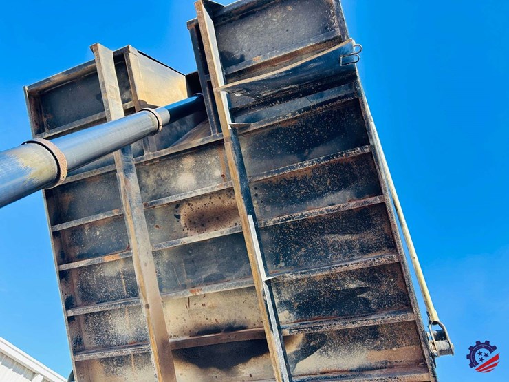 2011-volvo-truck-vhd-tri-axle-dump-truck-image-123