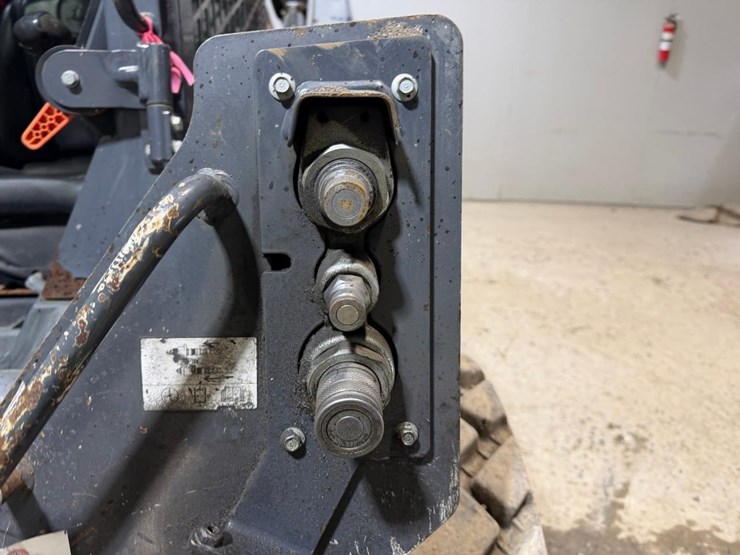 2017-deere-324e-image-10